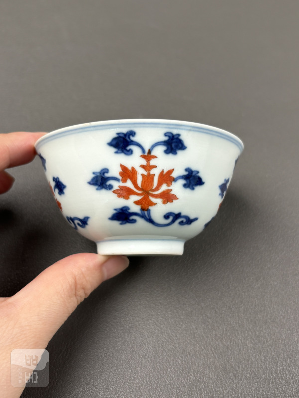 清乾隆 青花矾红宝相花纹杯一对 - 图2